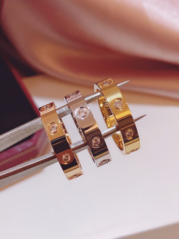 スクリュー×8石ダイヤ スリムリング｜ローズゴールド／ホワイトゴールド／イエローゴールド｜Cartier LOVEスタイル - 画像 (3)