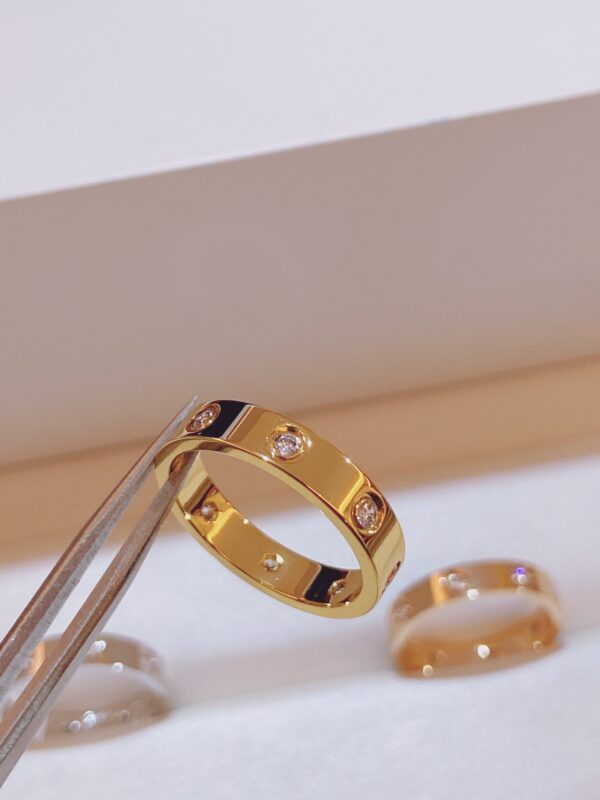 スクリュー×8石ダイヤ スリムリング｜ローズゴールド／ホワイトゴールド／イエローゴールド｜Cartier LOVEスタイル - 画像 (7)