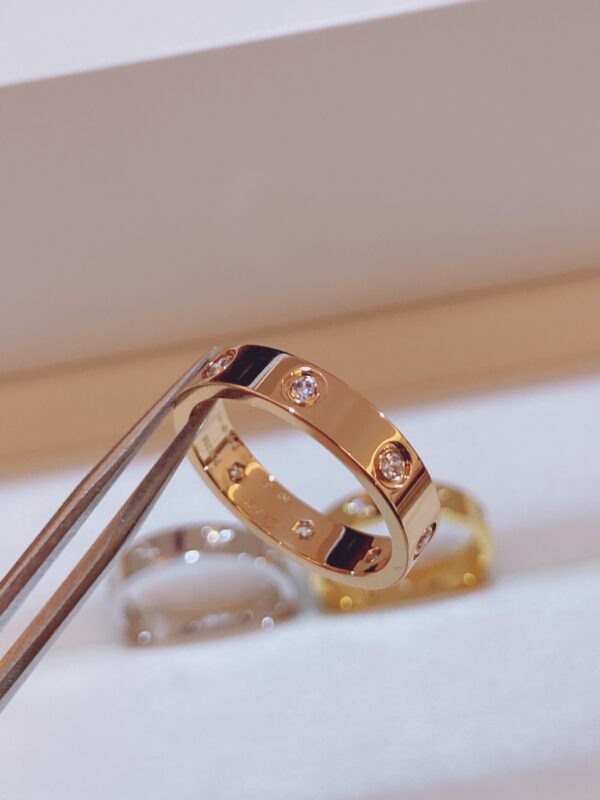 スクリュー×8石ダイヤ スリムリング｜ローズゴールド／ホワイトゴールド／イエローゴールド｜Cartier LOVEスタイル - 画像 (8)