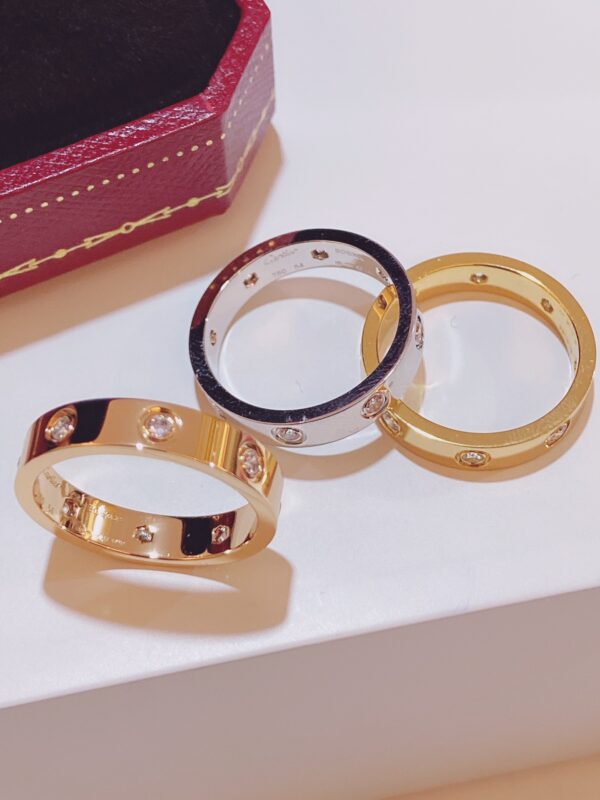 スクリュー×8石ダイヤ スリムリング｜ローズゴールド／ホワイトゴールド／イエローゴールド｜Cartier LOVEスタイル - 画像 (2)