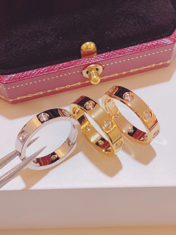 スクリュー×8石ダイヤ スリムリング｜ローズゴールド／ホワイトゴールド／イエローゴールド｜Cartier LOVEスタイル - 画像 (4)