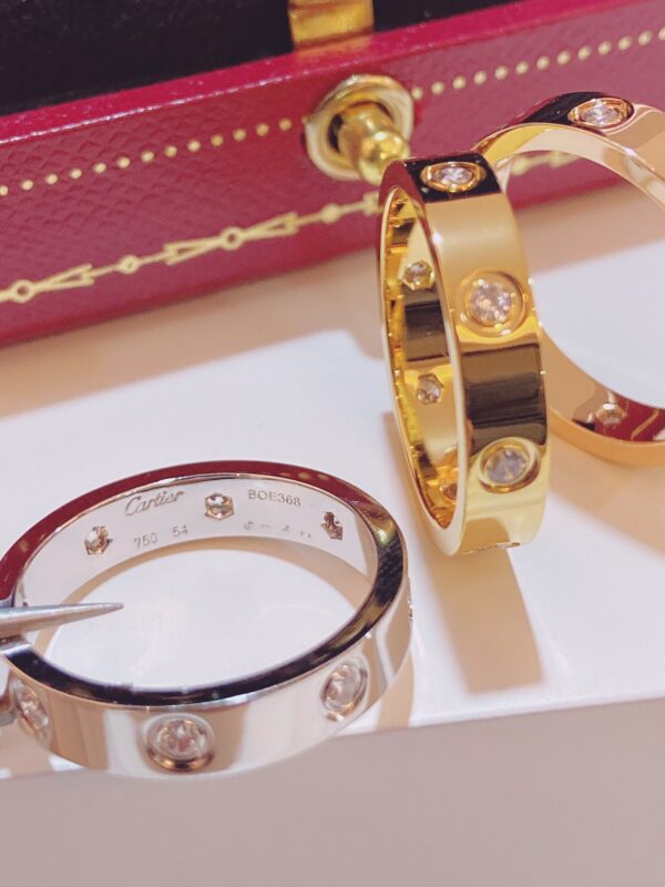 スクリュー×8石ダイヤ スリムリング｜ローズゴールド／ホワイトゴールド／イエローゴールド｜Cartier LOVEスタイル - 画像 (5)