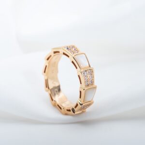 ホワイトマザーオブパール×スネークモチーフ ワイドリング｜ローズゴールド｜BVLGARI Serpentiスタイル