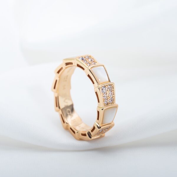 ホワイトマザーオブパール×スネークモチーフ ワイドリング｜ローズゴールド｜BVLGARI Serpentiスタイル