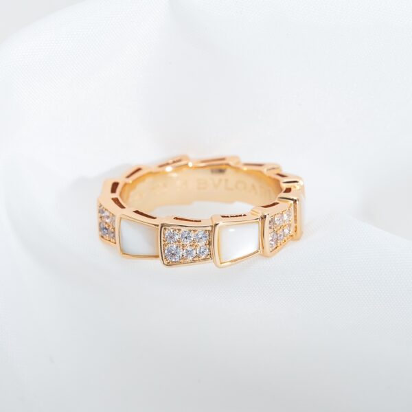 ホワイトマザーオブパール×スネークモチーフ ワイドリング｜ローズゴールド｜BVLGARI Serpentiスタイル - 画像 (2)