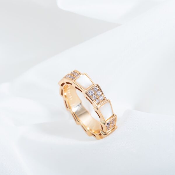 ホワイトマザーオブパール×スネークモチーフ ワイドリング｜ローズゴールド｜BVLGARI Serpentiスタイル - 画像 (3)