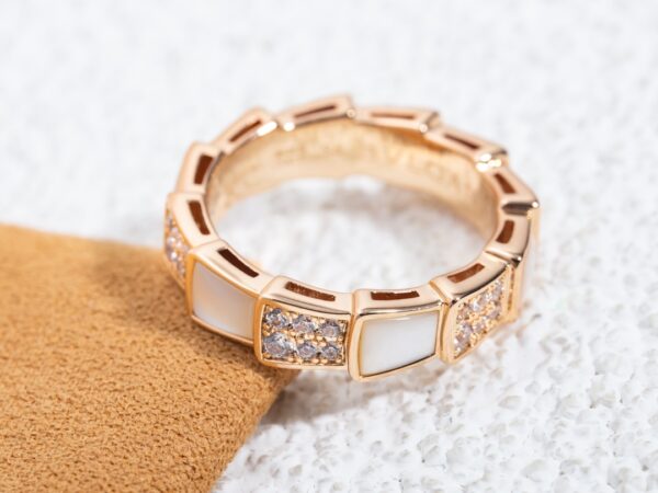 ホワイトマザーオブパール×スネークモチーフ ワイドリング｜ローズゴールド｜BVLGARI Serpentiスタイル - 画像 (5)