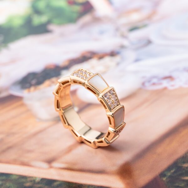 ホワイトマザーオブパール×スネークモチーフ ワイドリング｜ローズゴールド｜BVLGARI Serpentiスタイル - 画像 (6)