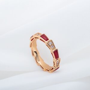 ローズゴールド×カーネリアンカラー スネークリング（スリムタイプ）｜BVLGARI Serpentiスタイル