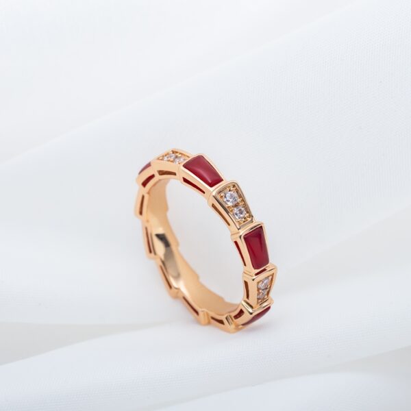 ローズゴールド×カーネリアンカラー スネークリング（スリムタイプ）｜BVLGARI Serpentiスタイル