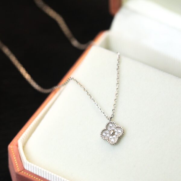 パヴェダイヤモンド×ミニクローバーネックレス（1モチーフ）｜Van Cleef & Arpelsスタイル - 画像 (2)