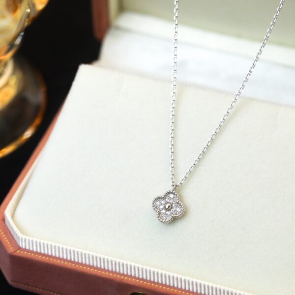 パヴェダイヤモンド×ミニクローバーネックレス（1モチーフ）｜Van Cleef & Arpelsスタイル - 画像 (3)