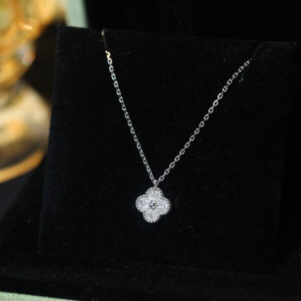 パヴェダイヤモンド×ミニクローバーネックレス（1モチーフ）｜Van Cleef & Arpelsスタイル - 画像 (4)