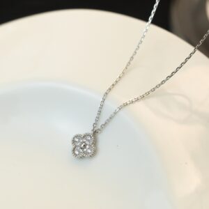 パヴェダイヤモンド×ミニクローバーネックレス（1モチーフ）｜Van Cleef & Arpelsスタイル