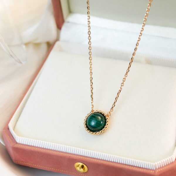 ラウンドビーズ×天然ストーン ネックレス｜カーネリアン／マラカイト｜Van Cleef & Arpels Perléeスタイル - 画像 (4)