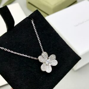 立体フラワーモチーフ ペンダント｜ホワイトゴールド｜Van Cleef & Arpels Frivoleスタイル