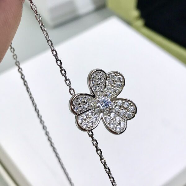 立体フラワーモチーフ ペンダント｜ホワイトゴールド｜Van Cleef & Arpels Frivoleスタイル - 画像 (2)